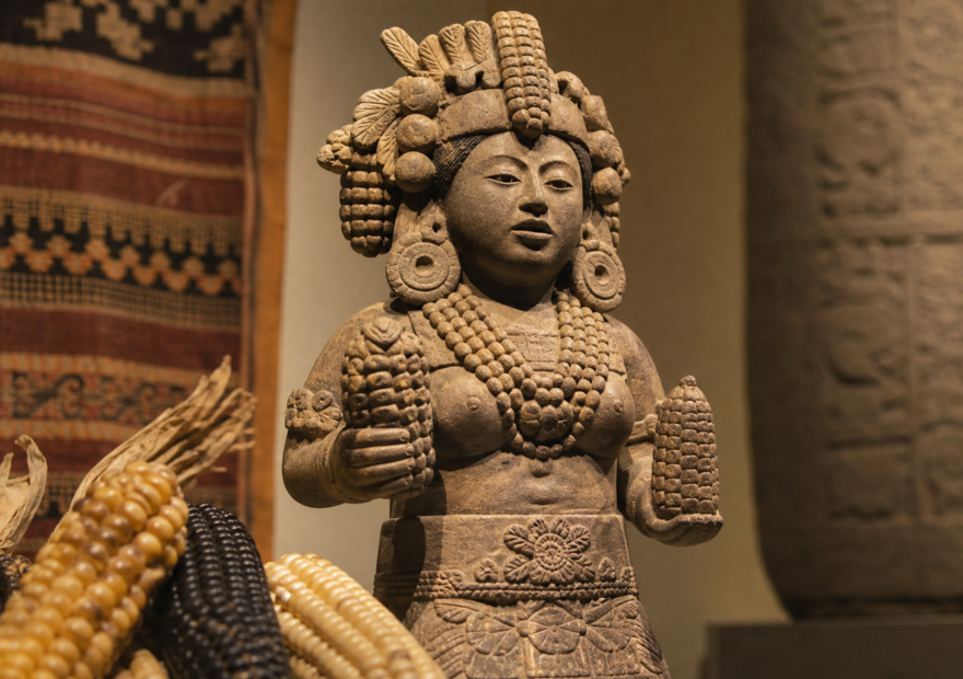 Representación editorial de Chicomecóatl, deidad mexica vinculada al maíz y al sustento