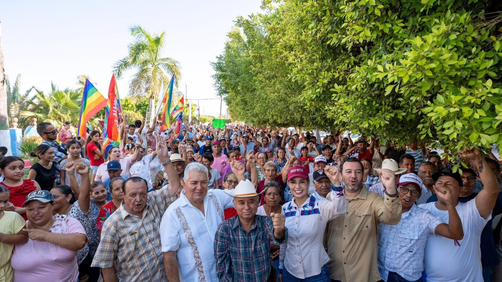 Geraldine Ponce con simpatizantes durante un recorrido en Nayarit