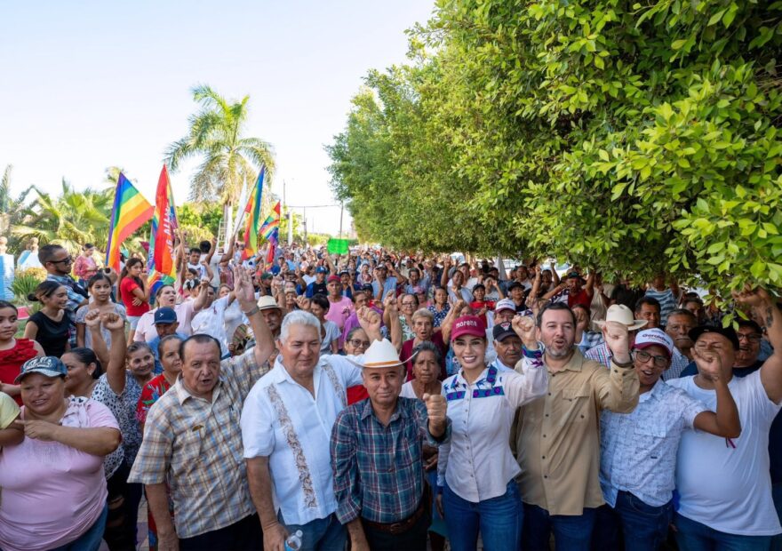 Geraldine Ponce con simpatizantes durante un recorrido en Nayarit