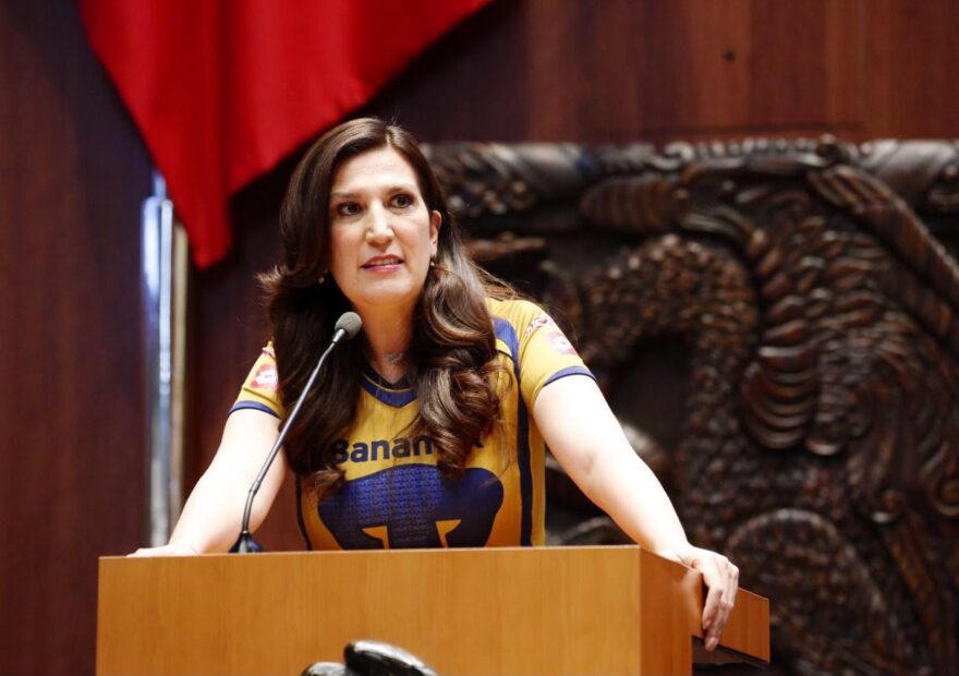 Kenia López Rabadán en la tribuna de la Cámara de Diputados