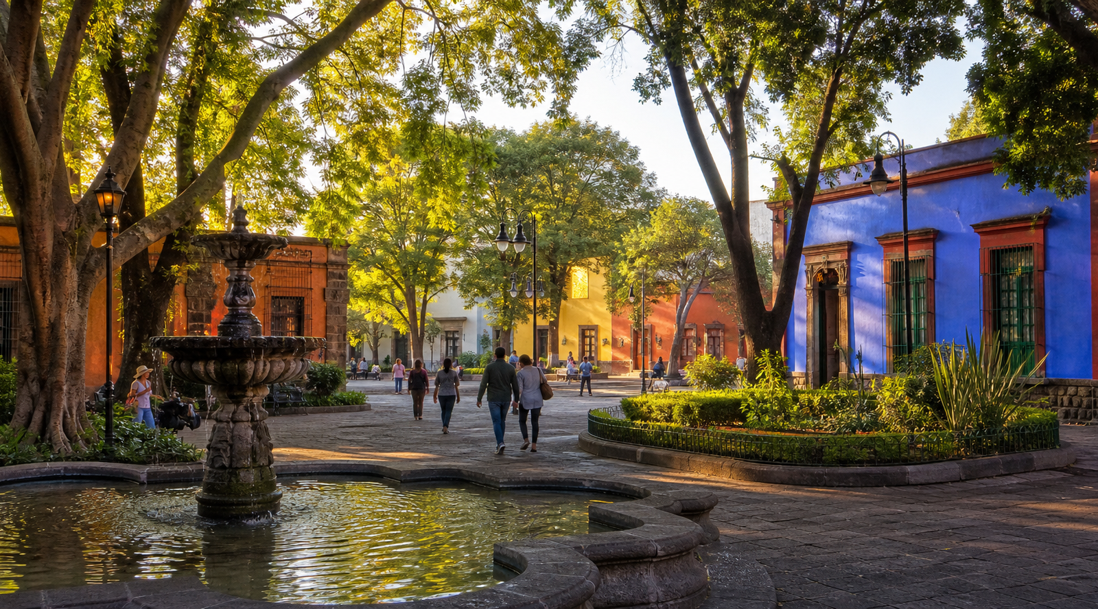 Plaza arbolada de Coyoacán con fuente y arquitectura histórica al amanecer