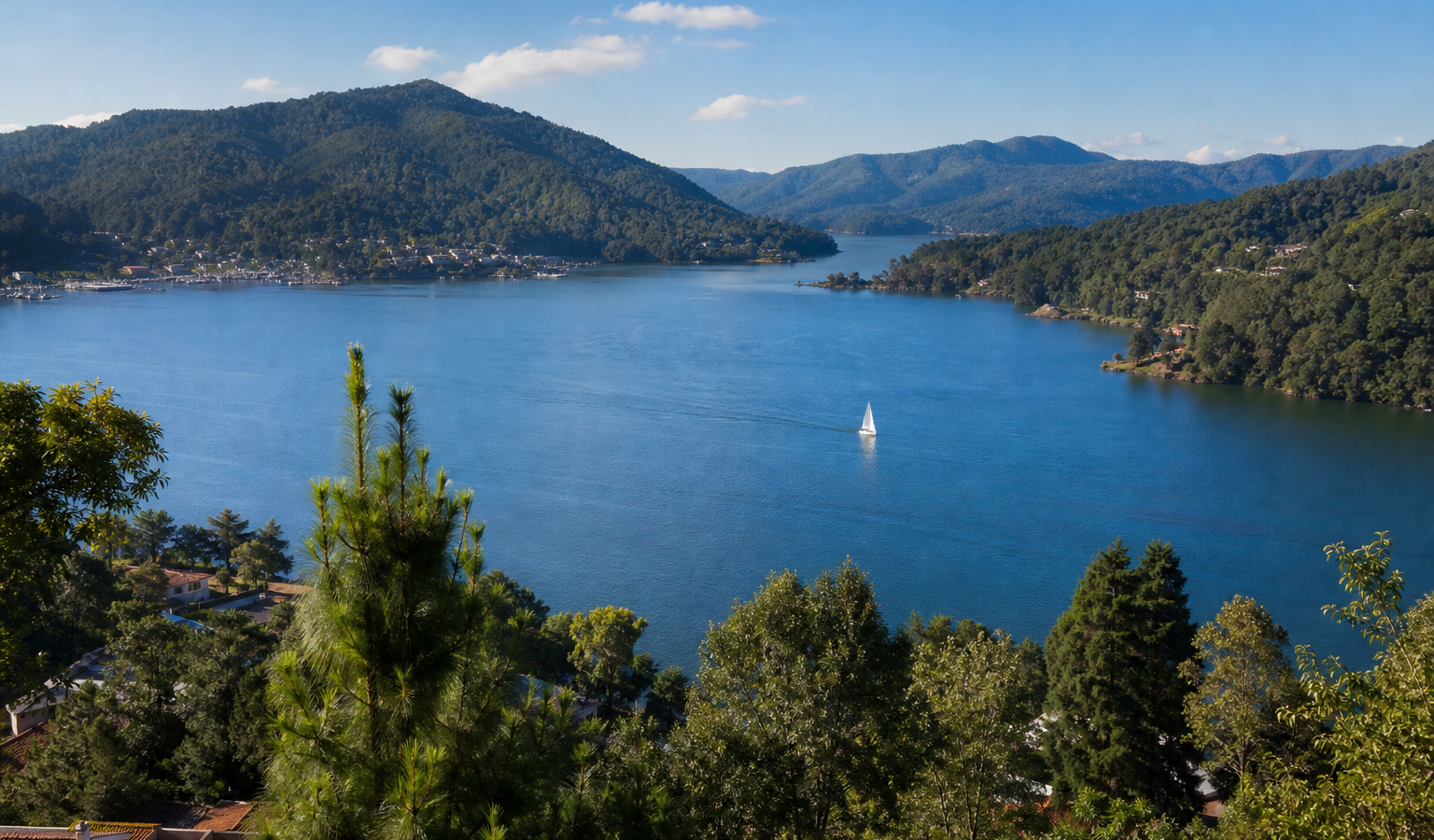 Lago y montaña de Valle de Bravo vistos desde un mirador