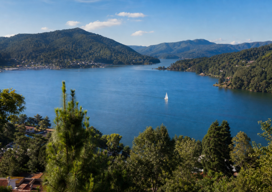 Lago y montaña de Valle de Bravo vistos desde un mirador