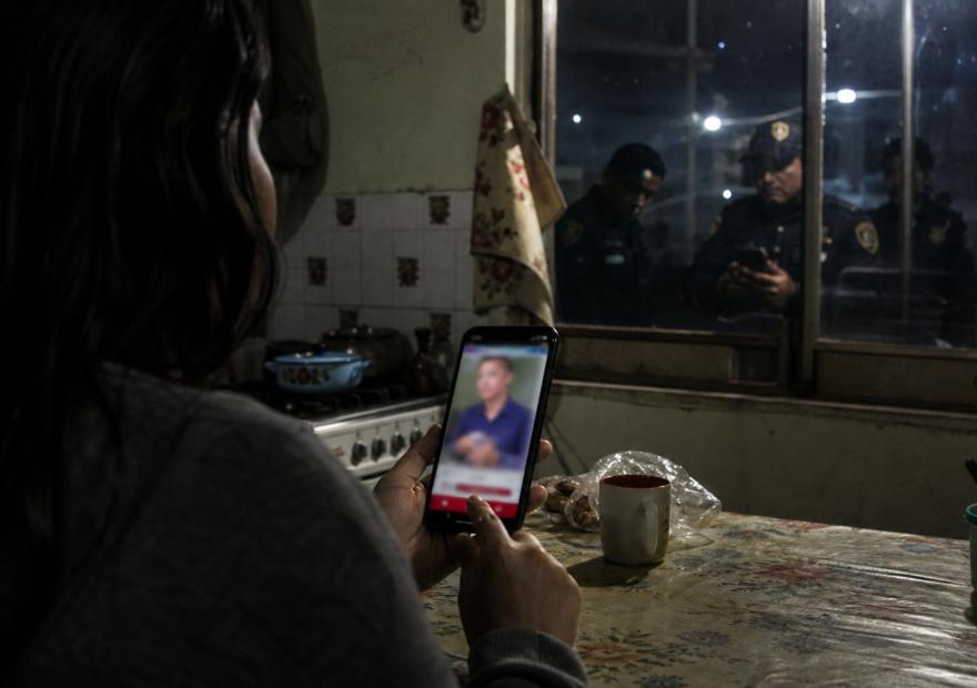 Persona usa ChatGPT en una laptop y un celular en una colonia de Ciudad de México mientras verifica la información generada por inteligencia artificial.