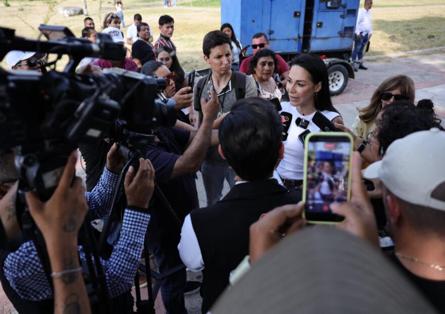 Diputada federal Mery Pozos atiende a medios de comunicación durante una asamblea morenista