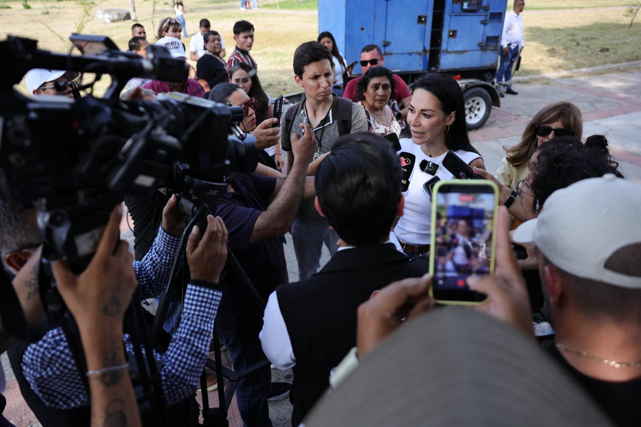 Diputada federal Mery Pozos atiende a medios de comunicación durante una asamblea morenista