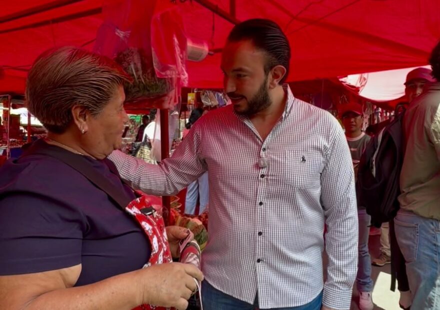 Faruk Miguel dialoga con una comerciante durante su recorrido por el Tianguis del Imán