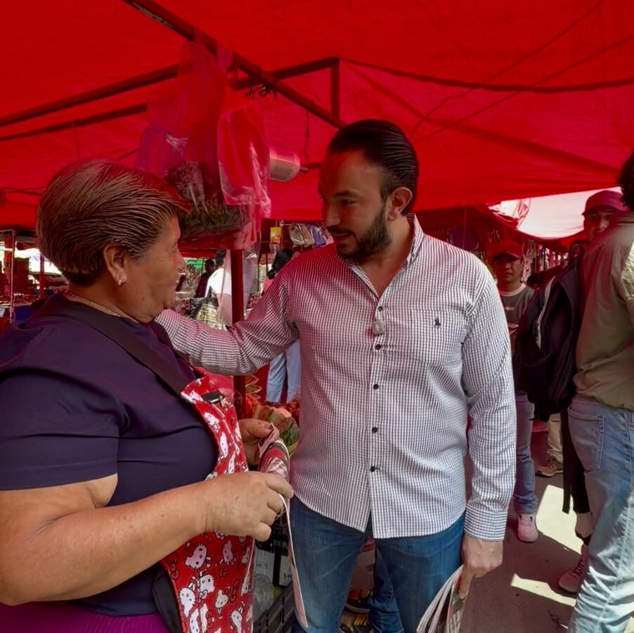 Faruk Miguel dialoga con una comerciante durante su recorrido por el Tianguis del Imán