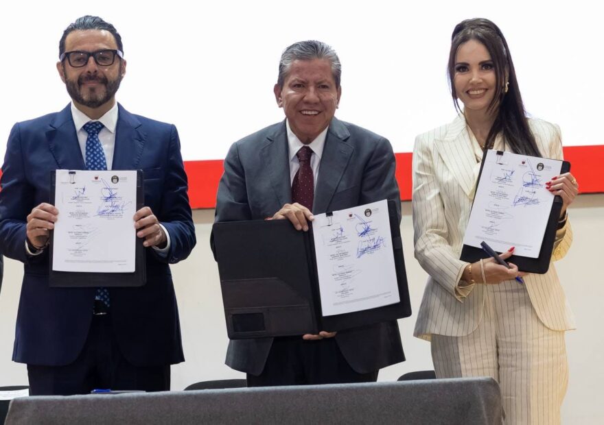 David Monreal muestra el convenio que abre las cuentas públicas de Zacatecas a auditorías en tiempo real