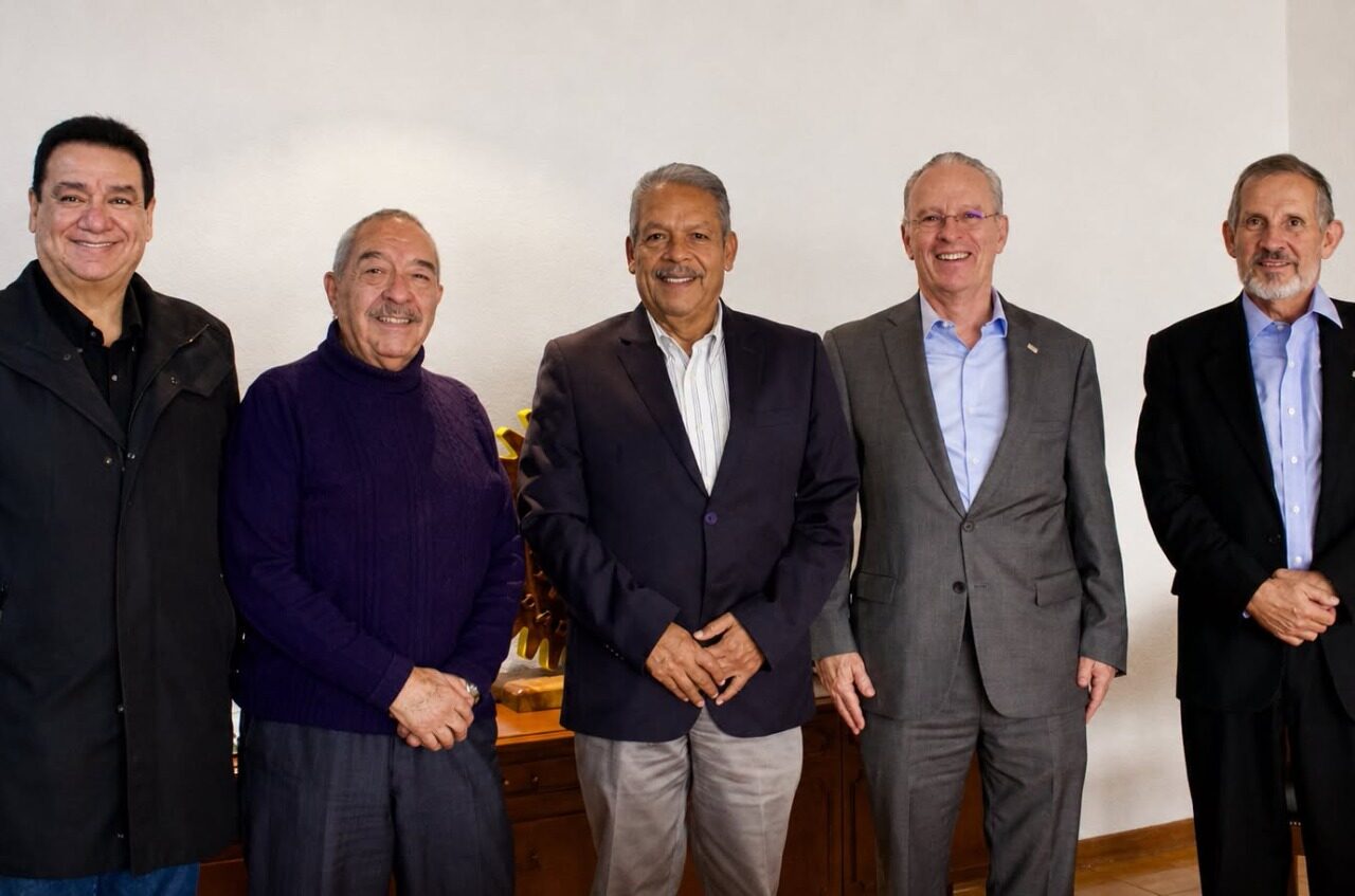 Representantes de la CTM y del Consejo Coordinador Empresarial durante una reunión sobre la agenda laboral de México
