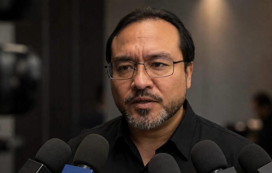 José Rentería González durante una declaración ante medios sobre la gestión ambiental en Nayarit