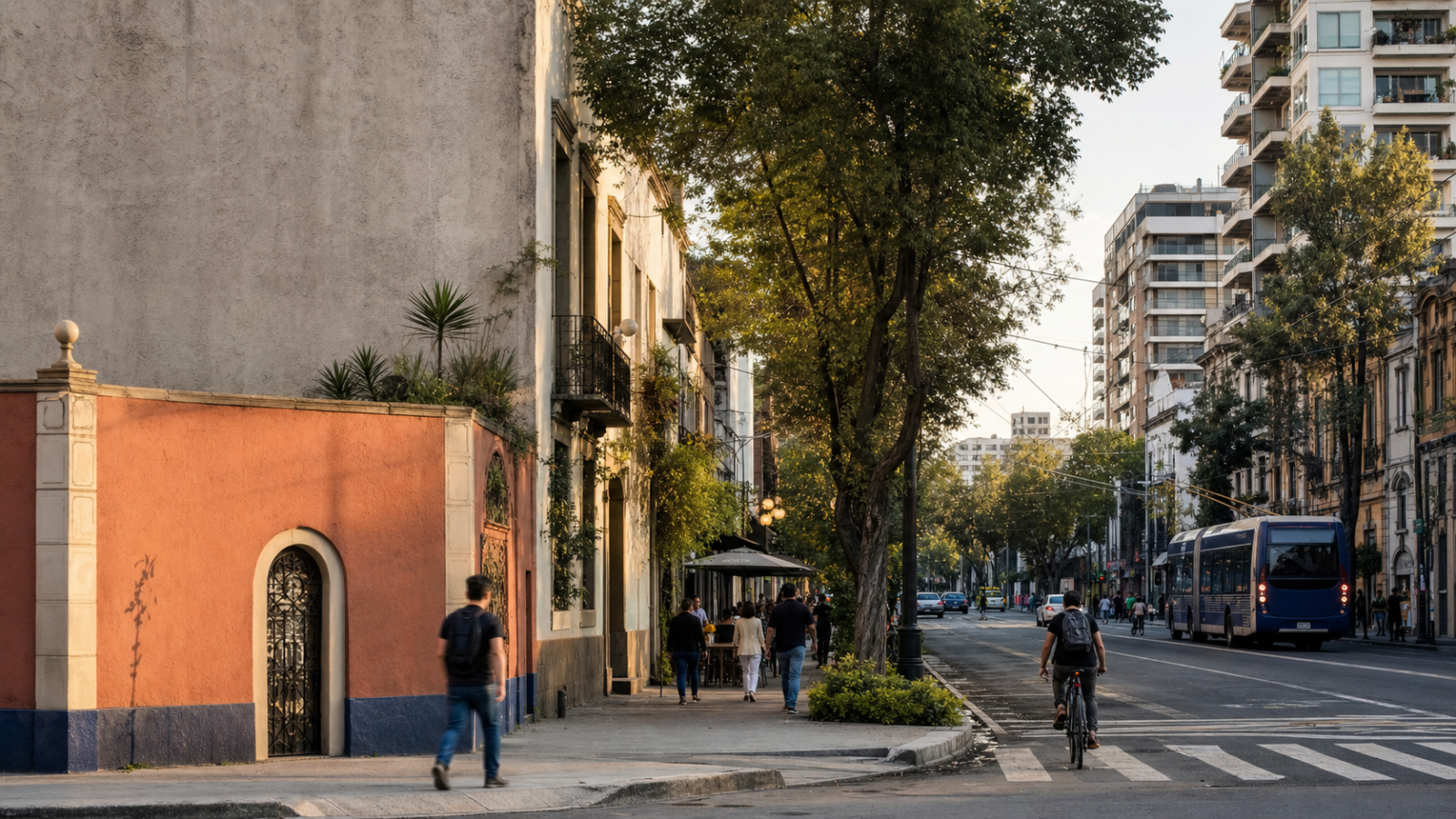 Vista urbana de Álamos y Narvarte con transporte, caserones y edificios nuevos