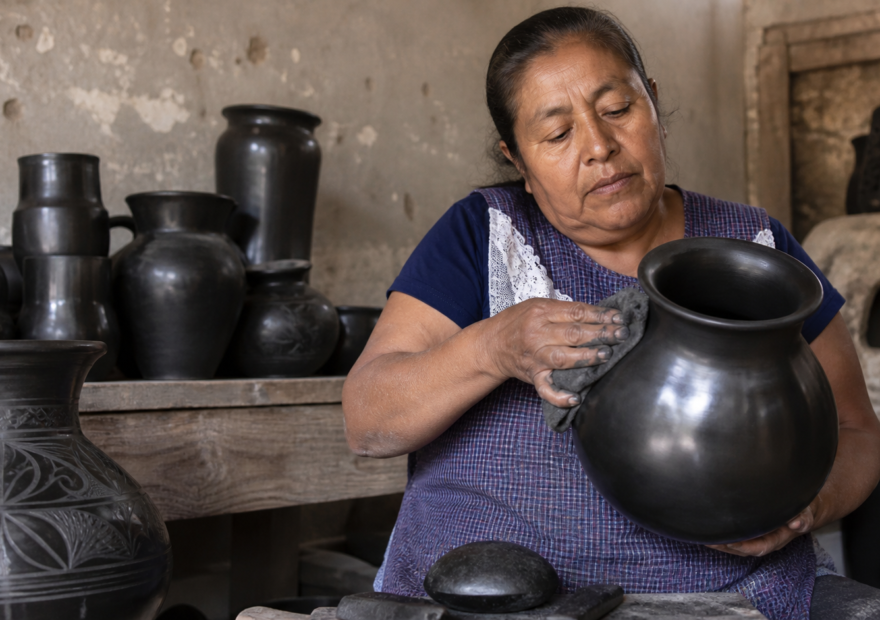 Artesana pule una vasija de barro negro en un taller de San Bartolo Coyotepec, Oaxaca.