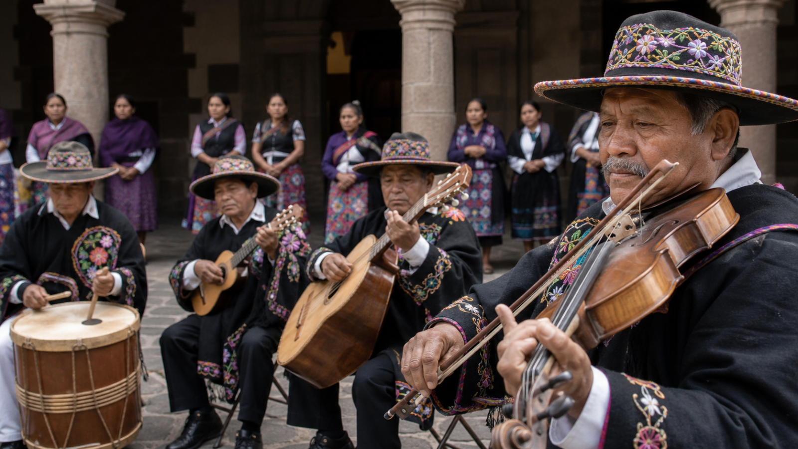 Músicos p’urhépechas interpretan pirekua con instrumentos de cuerda en una plaza comunitaria.