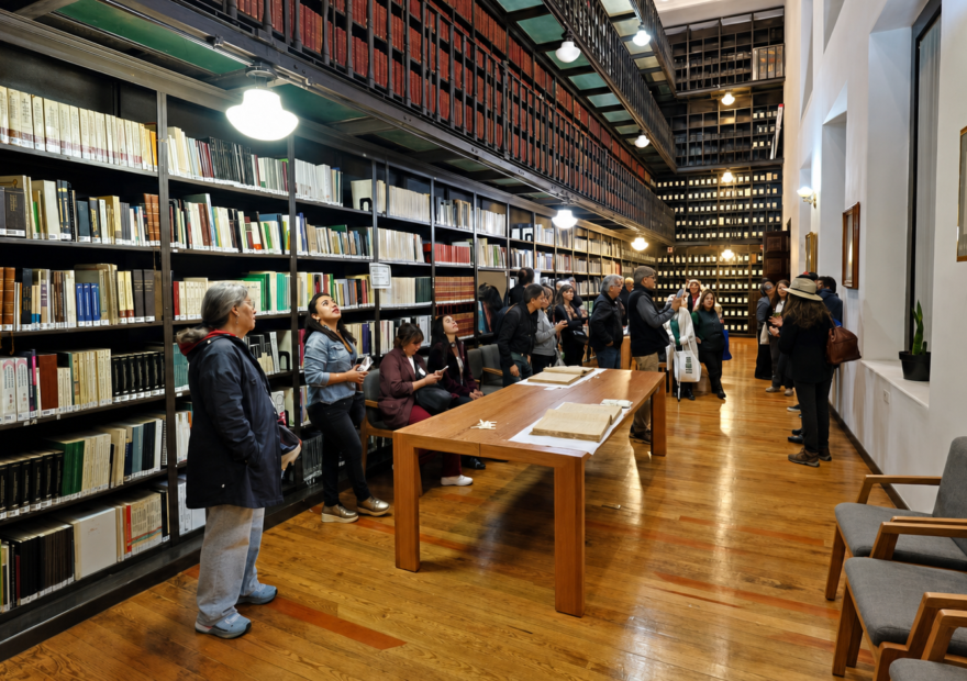 Archivo historico y visitantes durante la exposicion cultural
