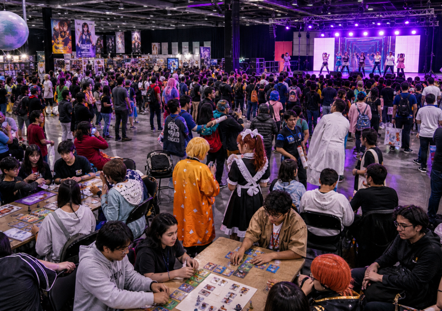 Jóvenes participan en una feria cultural geek con videojuegos, juegos de mesa y baile K-pop