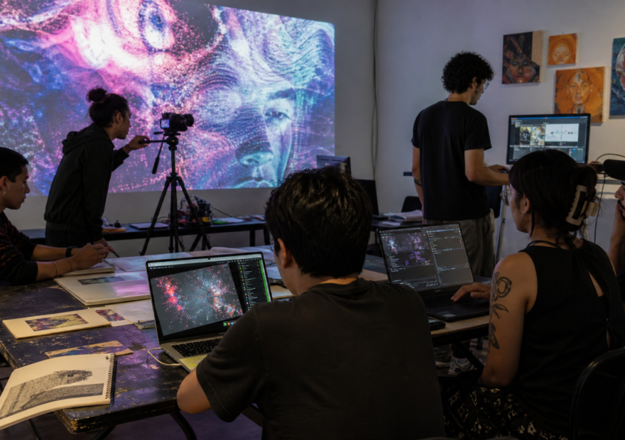 Artistas mexicanos experimentan con inteligencia artificial en un laboratorio de creación cultural