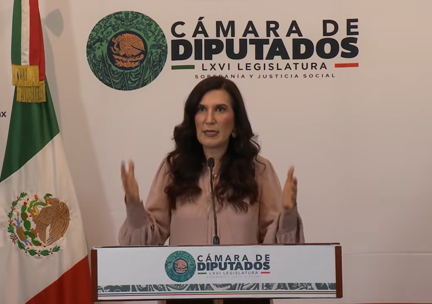 Kenia López Rabadán durante una conferencia en la Cámara de Diputados