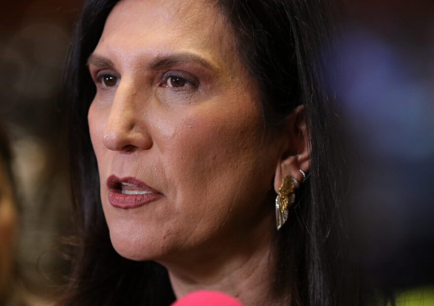 Primer plano de Kenia López Rabadán durante una entrevista en la Cámara de Diputados.