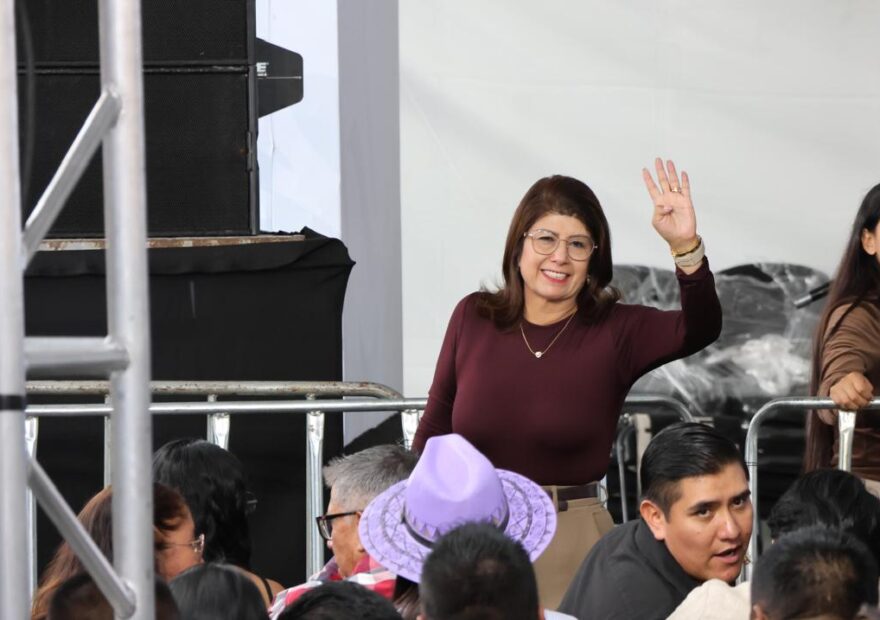 Mariela Gutiérrez saluda durante una gira de la presidenta Claudia Sheinbaum en el Estado de México