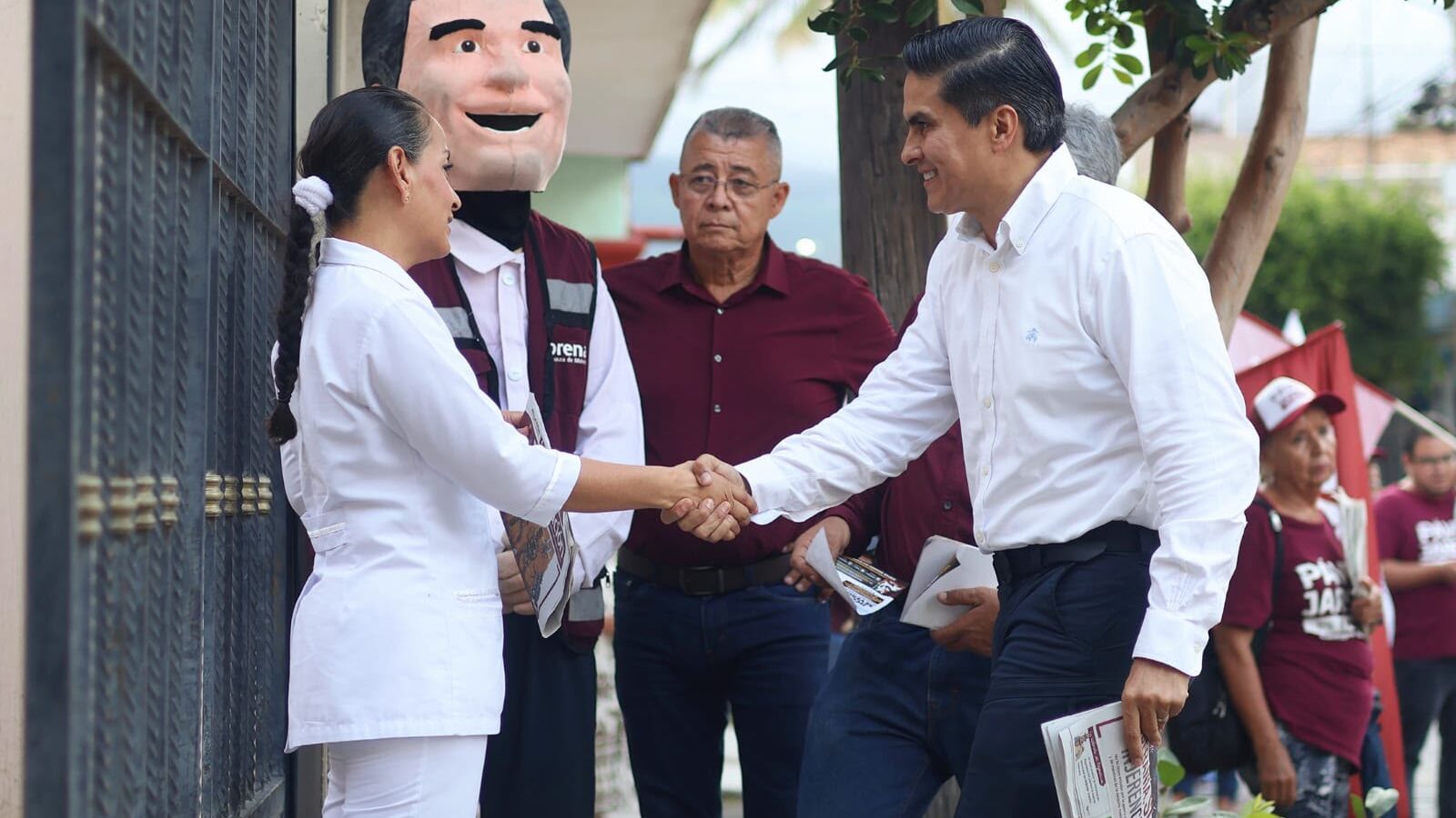 Pável Jarero saluda a una vecina durante un recorrido por la colonia Amado Nervo de Tepic
