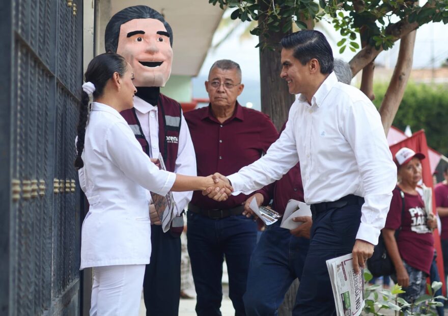 Pável Jarero saluda a una vecina durante un recorrido por la colonia Amado Nervo de Tepic