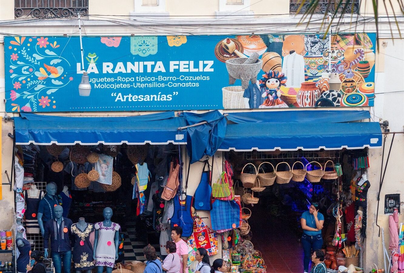 Imagen ilustrativa: letreros y rótulos en un corredor comercial; el lugar no está identificado.