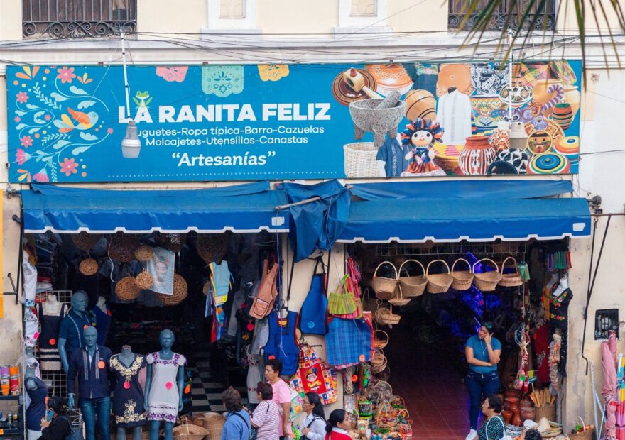 Imagen ilustrativa: letreros y rótulos en un corredor comercial; el lugar no está identificado.