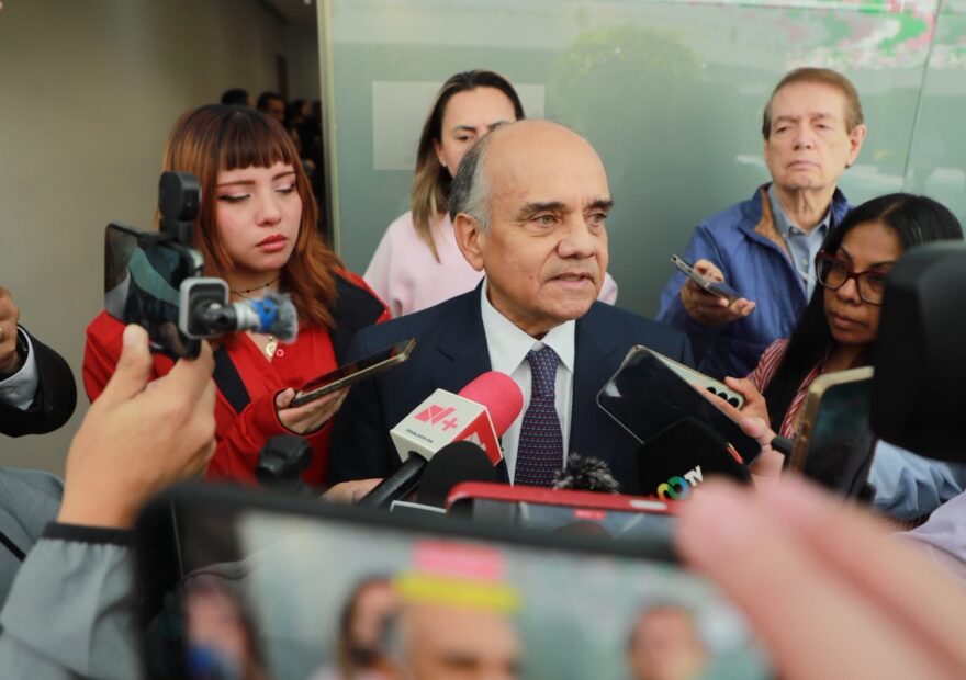 El senador Manuel Añorve Baños atiende a representantes de medios de comunicación.