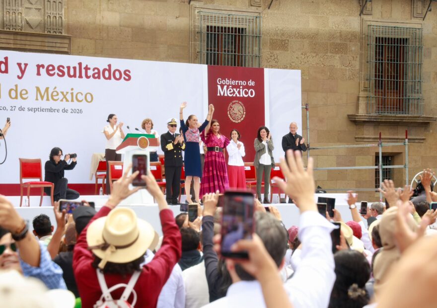 Claudia Sheinbaum saluda desde el templete, acompañada de autoridades, ante asistentes al Zócalo.
