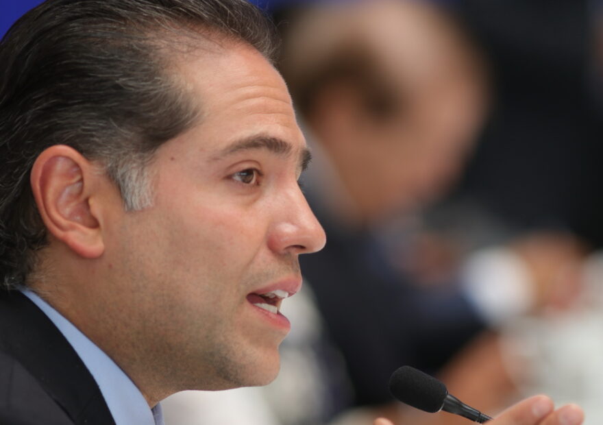 Raúl Bolaños-Cacho Cué durante un mensaje ante representantes de medios.