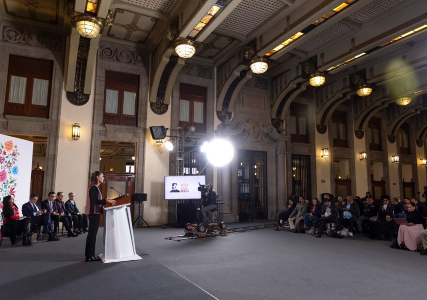 La presidenta Claudia Sheinbaum encabeza un acto público ante funcionarios, medios de comunicación y asistentes en un recinto de Palacio Nacional.