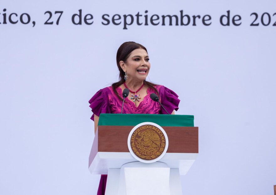 Clara Brugada habla desde el atril presidencial durante la bienvenida a Claudia Sheinbaum en el Zócalo.