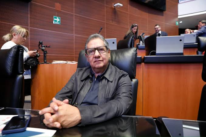 El senador Higinio Martínez Miranda conversa desde su escaño en el Senado de la República.