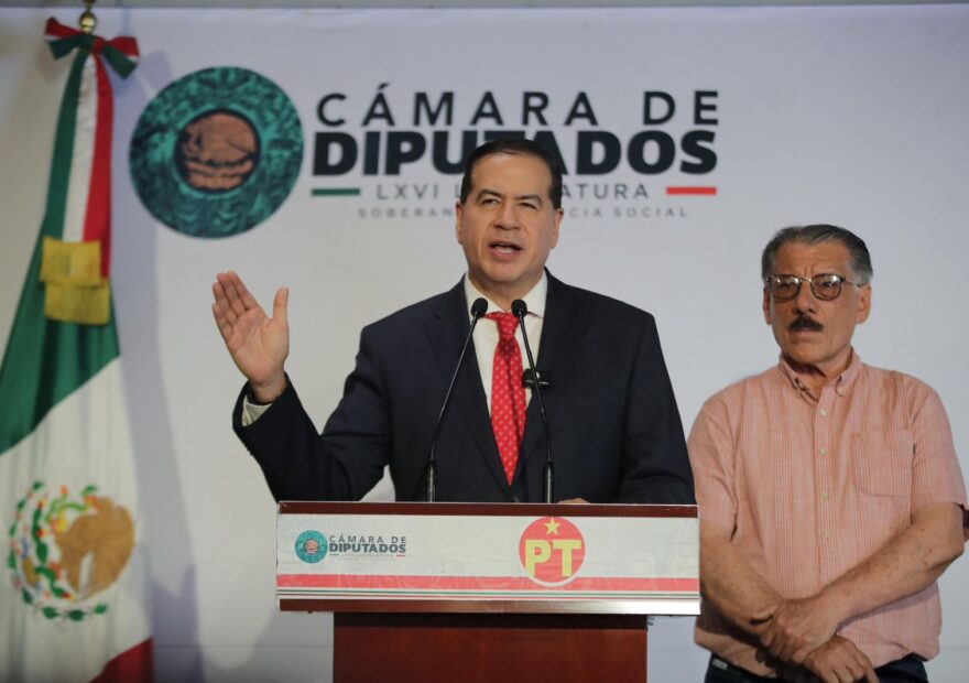 Ricardo Mejía Berdeja durante una conferencia de prensa en la Cámara de Diputados