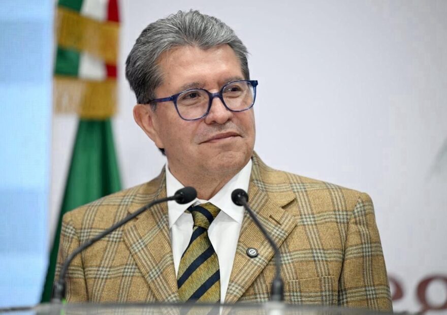Ricardo Monreal frente a dos micrófonos durante un acto público.