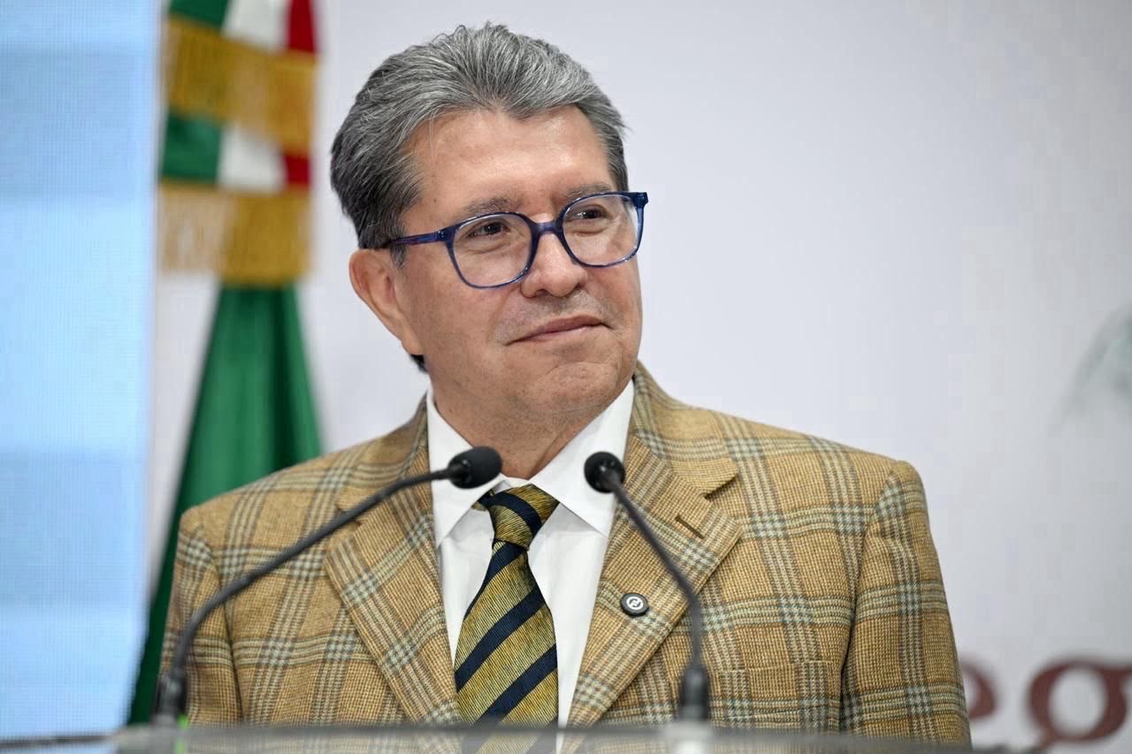 Ricardo Monreal frente a dos micrófonos durante un acto público.