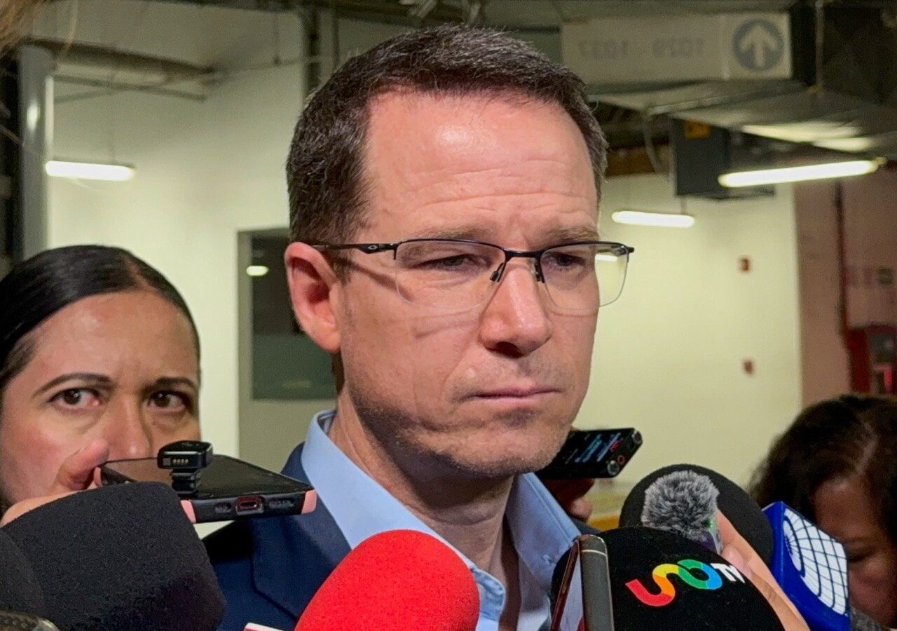 El senador Ricardo Anaya Cortés atiende a medios de comunicación en el Senado de la República.