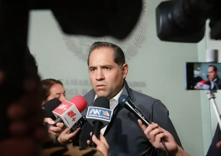 Raúl Bolaños-Cacho Cué atiende a medios de comunicación en la Cámara de Diputados
