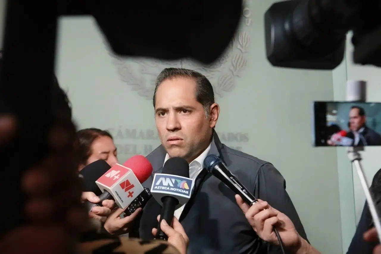 Raúl Bolaños-Cacho Cué atiende a medios de comunicación en la Cámara de Diputados