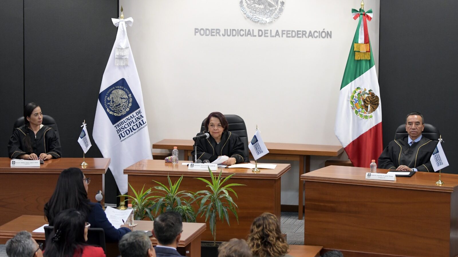 Las magistraturas Indira Isabel García Pérez, Celia Maya García y Rufino H. León Tovar durante una sesión del Tribunal de Disciplina Judicial