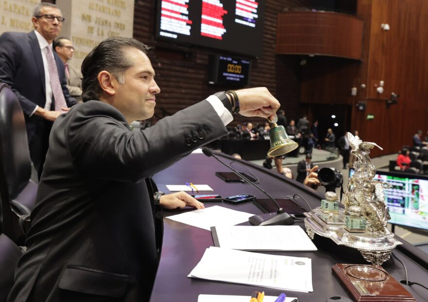 Legislador de la Cámara de Diputados toca la campana en la mesa de la Presidencia