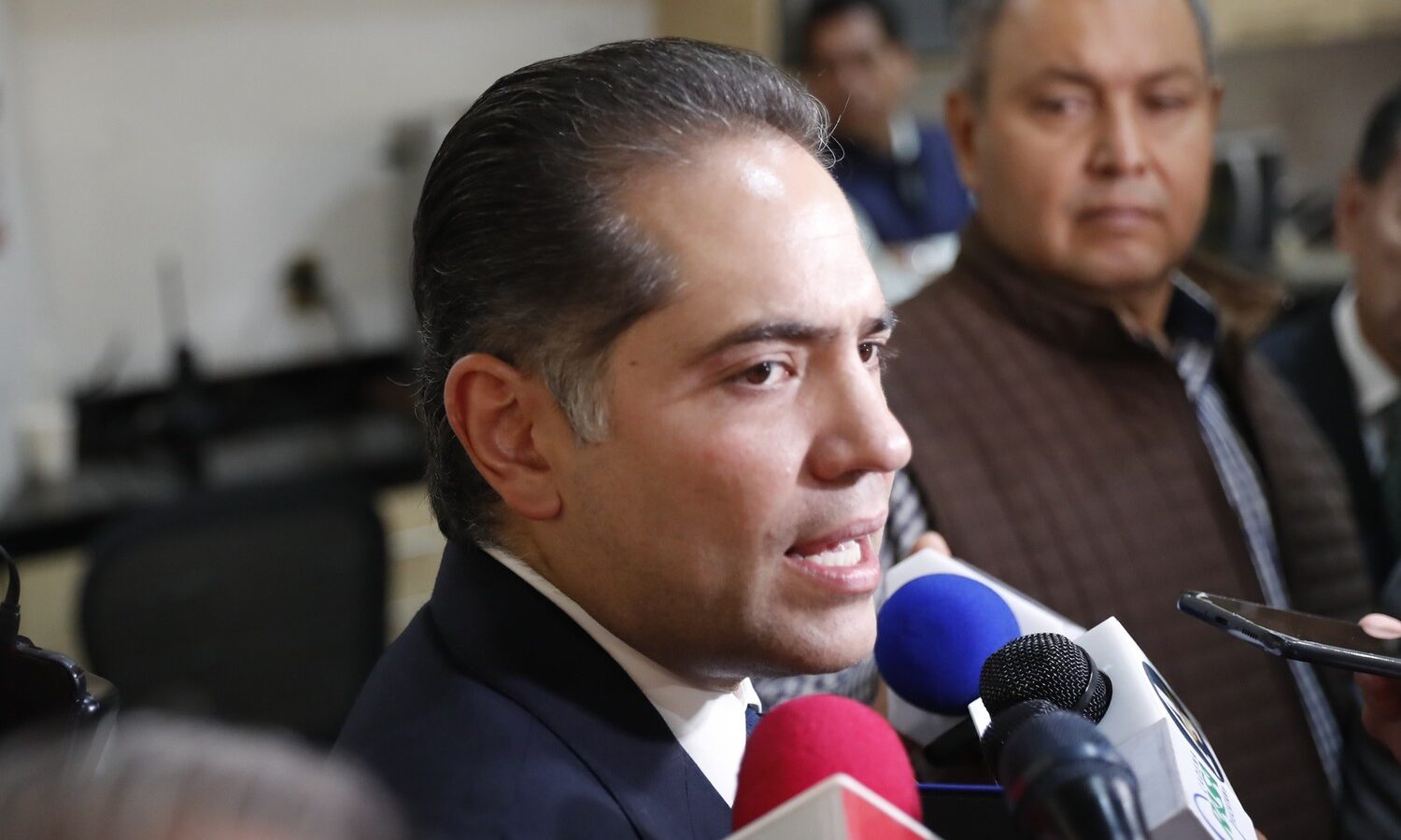 Intercambio con reporteros en un recinto legislativo.