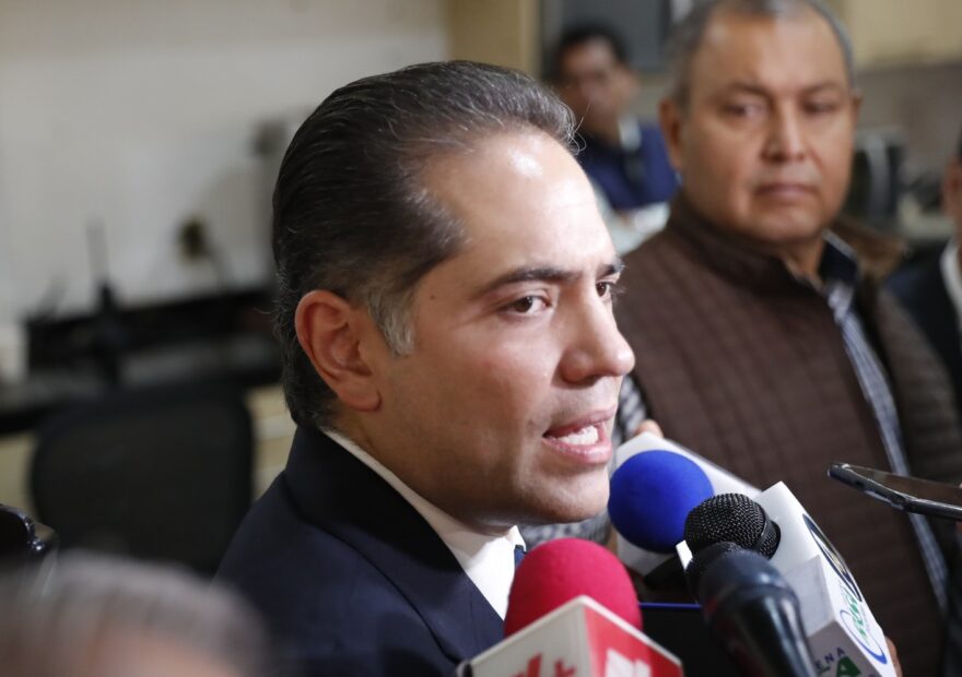 Intercambio con reporteros en un recinto legislativo.
